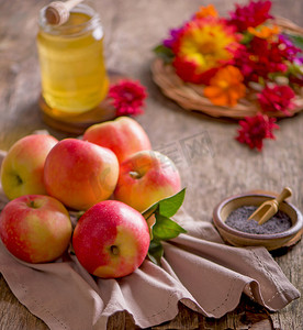 犹太新年摄影照片_苹果和蜂蜜，犹太新年庆祝活动的传统食品，Rosh Hashana。