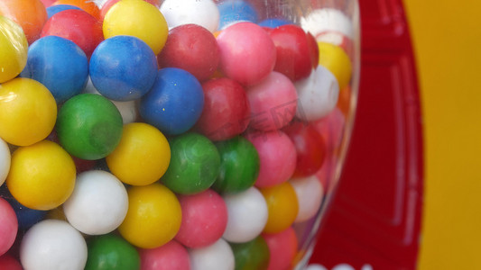 美国经典自动售货机中的彩色口香糖。