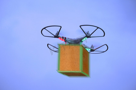 用于快速交付概念的空中无人机携带纸箱