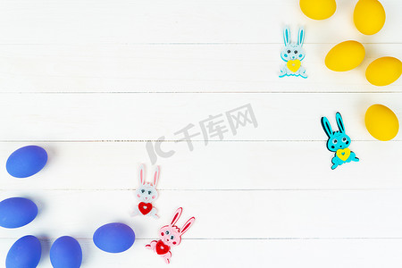 复活节小兔子与装饰鸡蛋