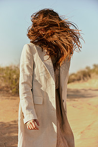 强风吹起一个长着红色长发的女人