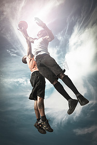 个篮球运动员摄影照片_两个篮球运动员