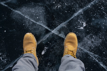 脚站在碎冰上的顶角视图