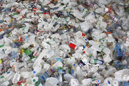 回收厂用过的塑料瓶的全帧图像