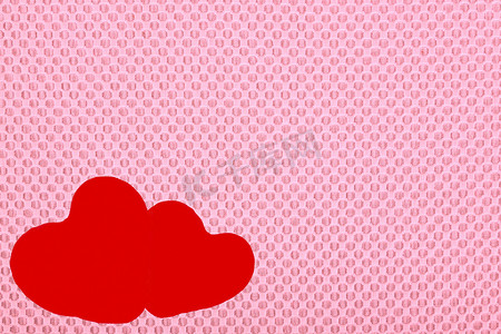 粉红色背景上的两颗心。