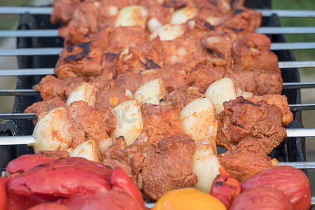 火焰牛排摄影照片_照片烹调油炸烤羊肉串、BBQ、烤肉、shashlik或者肉