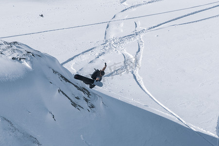 和世界一起说爱你摄影照片_2021 年冬天，滑雪者在安道尔 Ordino Alcalis 举行的 2021 年自由滑雪世界巡回赛第 2 步比赛中。