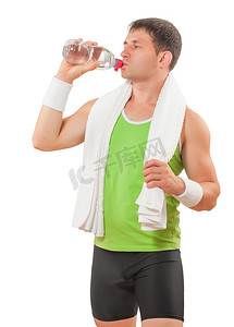运动员从 whi 上隔离的透明瓶子喝水