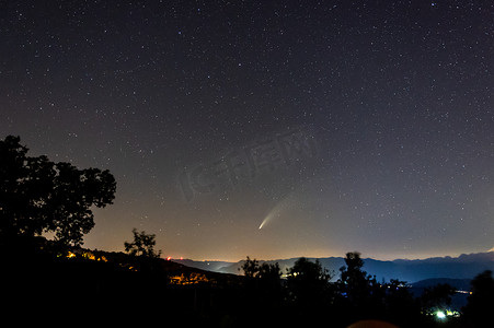 埃特纳火山的 Neowise 彗星及其长长的尘埃尾巴