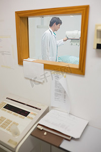 透过窗户的光摄影照片_透过窗户看到医生在做 X 光检查