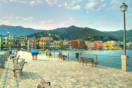2014 年 5 月左右，意大利利古里亚海边全景游客的阿拉西奥意大利度假胜地