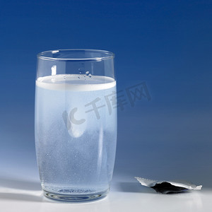 一杯水中的碳酸片