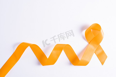 世界肾脏日，橙色丝带对肾脏疾病的认识孤立的白色背景。