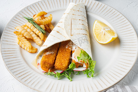 带鱼指、奶酪和蔬菜的三明治卷，放在盘子里，白色背景