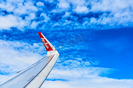 蓬松的白云景观在深蓝的天空与飞机的一部分。