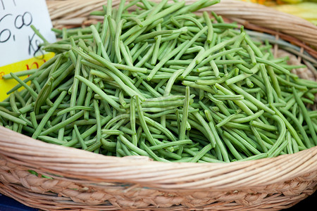 编织篮中的绿四季豆特写