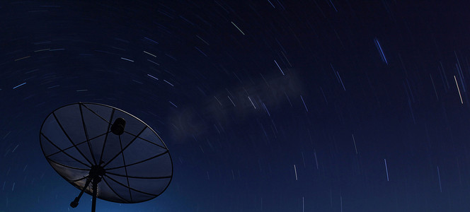夜间螺旋星上大黑卫星的概念
