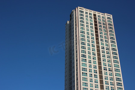 晴天蓝天的摩天大楼商业建筑的广角视图。