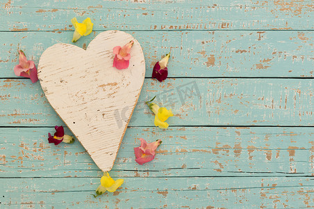 情人节花框摄影照片_带白色木心的贺卡，框着五颜六色的花朵