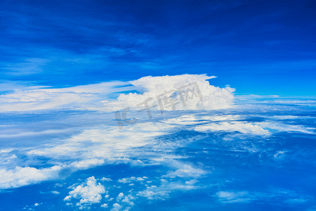 蓬松的白云景观在深蓝的天空上。