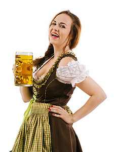 慕尼黑啤酒节期间喝啤酒的快乐女人