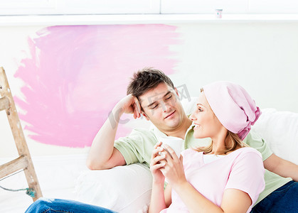 休息动画摄影照片_粉刷完房间后躺在沙发上休息的白人夫妇