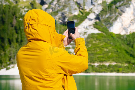 旅游博主和游客用智能手机拍摄令人惊叹的风景