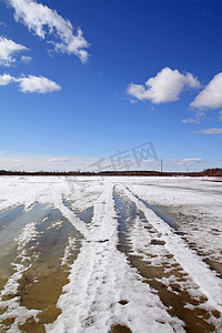 路上雪摄影照片_冬天路上雪下的水