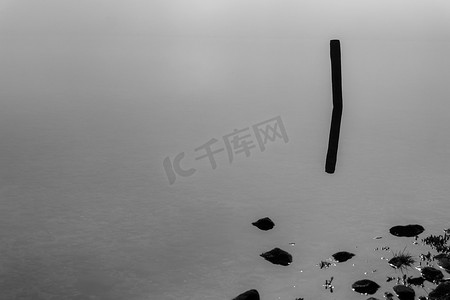 简贴摄影照片_贴在水和雾中反射