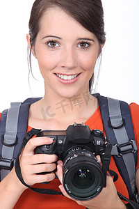 2024福摄影照片_拿着数码单反相机的女人
