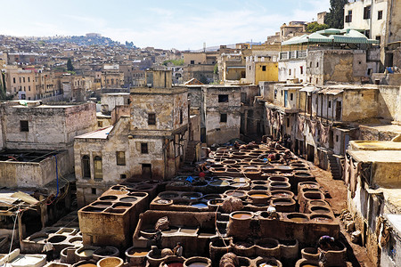 中老年电商摄影照片_制革商在摩洛哥非斯的老制革厂加工皮革