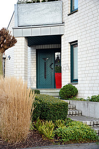现代入口门和前院