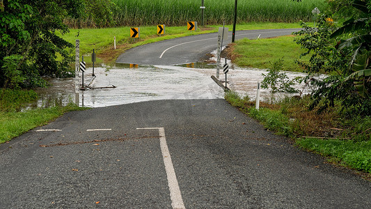 热带强降雨导致溪路洪水泛滥