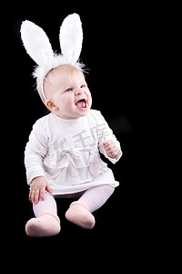 穿着兔子服装的滑稽婴儿