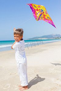 儿童在户外放风筝海滩。