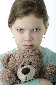 小女孩的画像抱着白色的泰迪熊哭泣