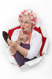 老人口红摄影照片_涂口红的年长妇女