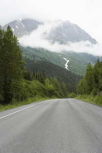 美国阿拉斯加，通往树木和云层覆盖的山脉的空路