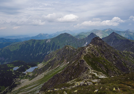 从西塔特拉山脉或 Rohace 全景的 Banikov 峰看。