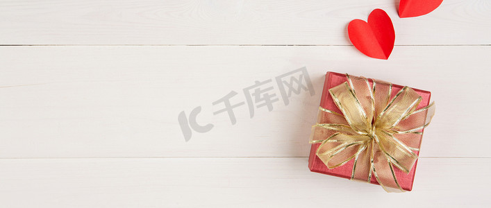 木桌背景上的礼盒和心形纸，爱情和浪漫，在庆祝活动和周年纪念日上展示，桌上有惊喜，生日快乐，捐赠和慈善，情人节概念。