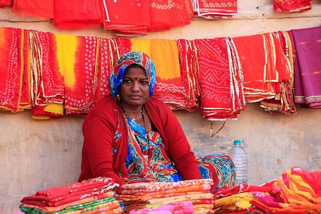 单卖地图摄影照片_印度妇女卖布，萨达尔市场，焦特布尔，印度