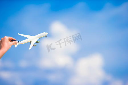 蓝天背景下飞机的白色小缩影