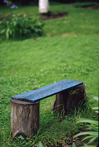 蓝色大气企业模板摄影照片_蓝色花园长凳