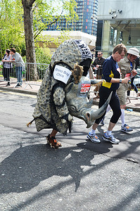 趣味英语摄影照片_2012 年 4 月 22 日伦敦马拉松的趣味跑者