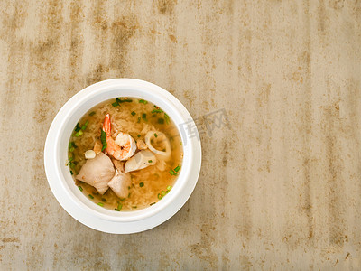 粥海鲜摄影照片_白碗海鲜粥早餐菜单上的美味泰国菜