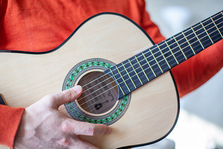 吉他手或学习弹吉他的人的特写镜头。