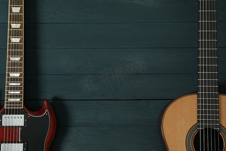 木质背景中的电吉他和古典吉他，文字空间