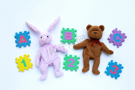 带英文字母拼图和数字的兔子玩具和泰迪熊