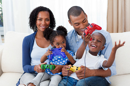 玩电子游戏的快乐美国黑人家庭