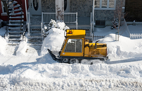 黄色除雪机在城市除雪